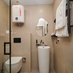 Двухместный (Моне), Апарт-отель 5 Гениев