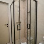 Двухместный (Моне), Апарт-отель 5 Гениев