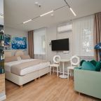 Двухместный (Моне), Апарт-отель 5 Гениев