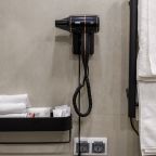 Двухместный (Моне), Апарт-отель 5 Гениев