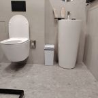 Двухместный (Моне), Апарт-отель 5 Гениев