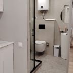 Двухместный (Моне), Апарт-отель 5 Гениев