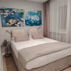 Двухместный (Моне), Апарт-отель 5 Гениев