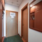 Номер оснащён двумя односпальными кроватями
