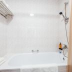 Однокомнатный номер с двумя односпальными кроватями и диван.