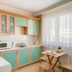 Апартаменты (Трехкомнатные ( 7 спальных мест )), Апартаменты и комнаты Орехово Дом у парка