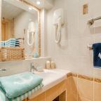Апартаменты (Трехкомнатные ( 7 спальных мест )), Апартаменты и комнаты Орехово Дом у парка