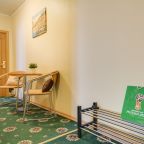 Апартаменты (Трехкомнатные ( 7 спальных мест )), Апартаменты и комнаты Орехово Дом у парка