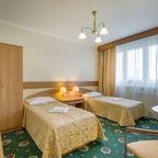 Апартаменты (Трехкомнатные ( 7 спальных мест )), Апартаменты и комнаты Орехово Дом у парка