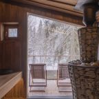 Парная с панорамным окном с видом на лес