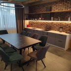 В разложенном состоянии стол длиной в три метра.