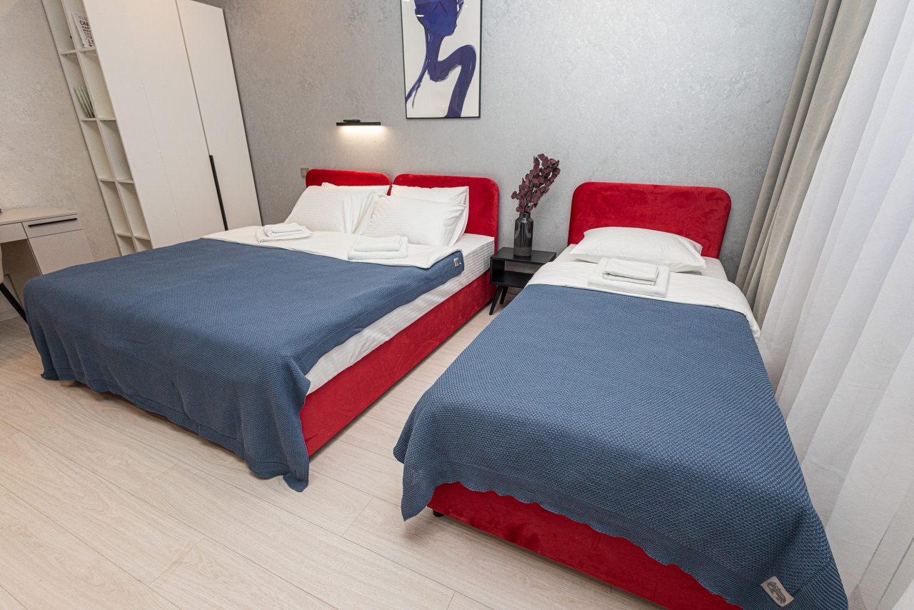 Двуспальная и односпальная кровати