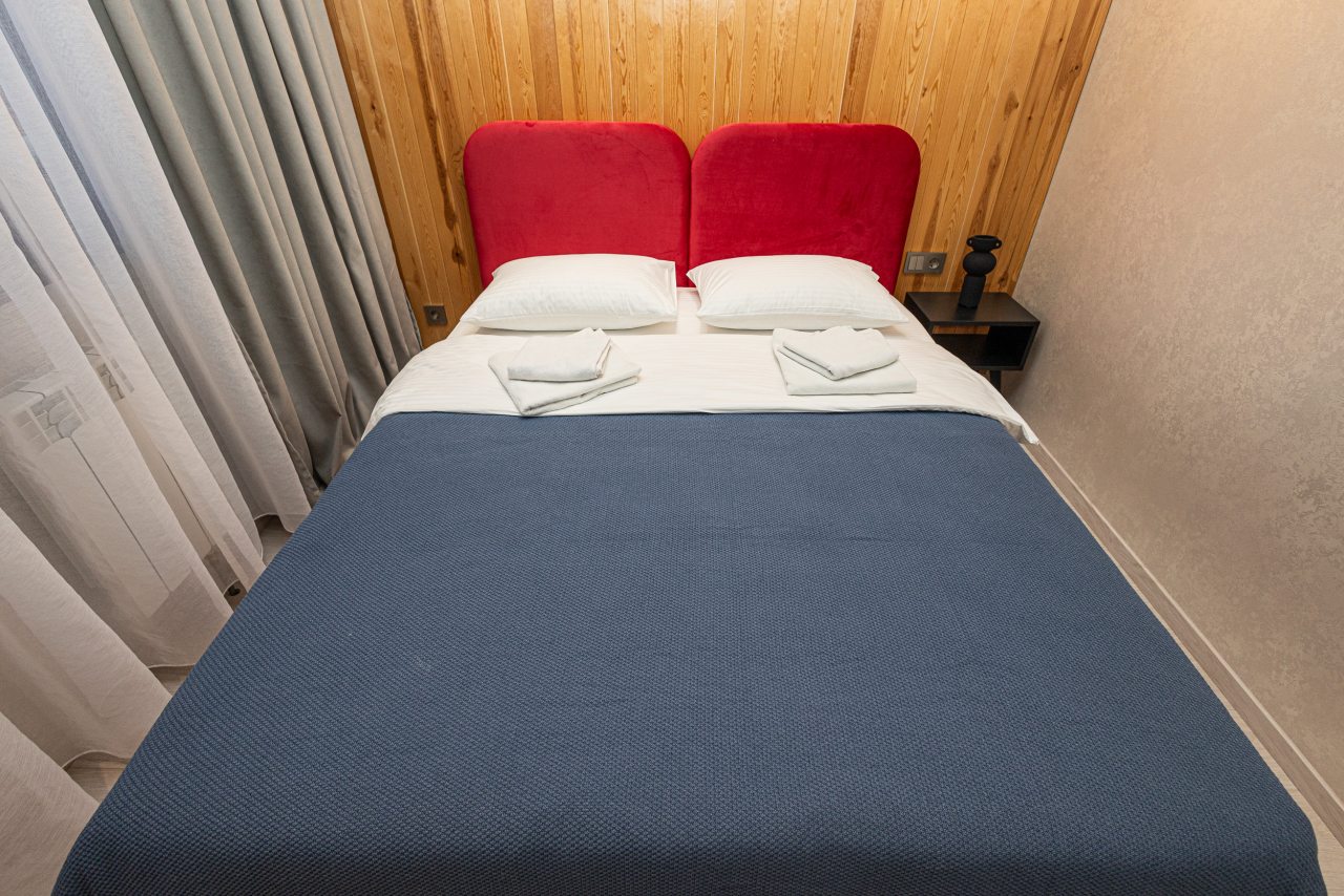 Двуспальная кровать