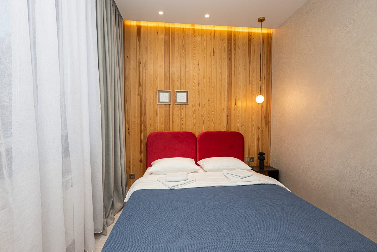 Двуспальная кровать