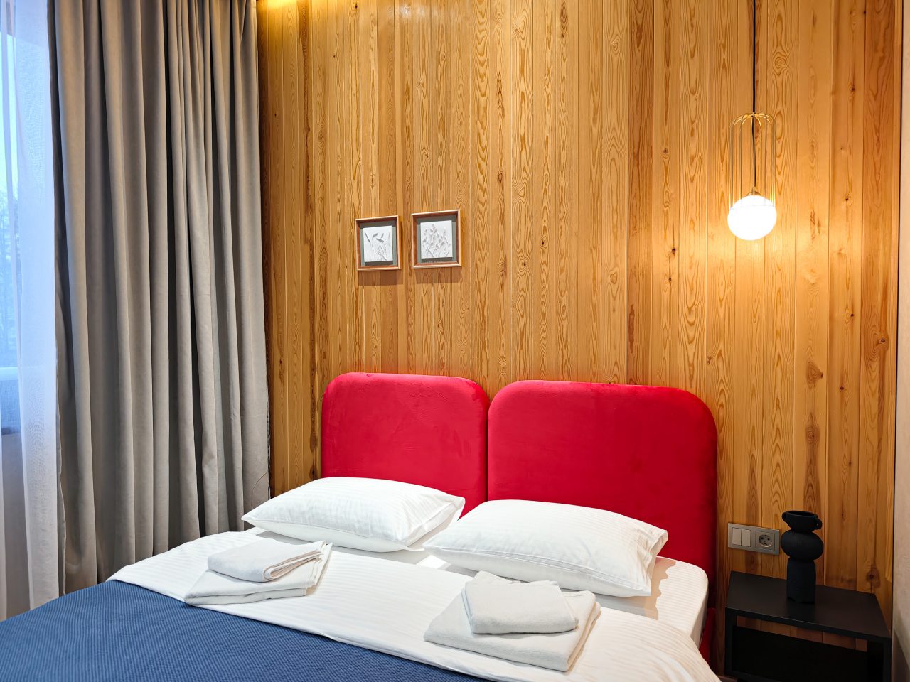 Двуспальная кровать