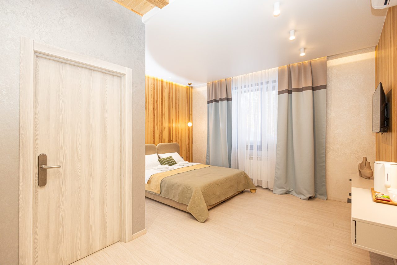 Двуспальная кровать