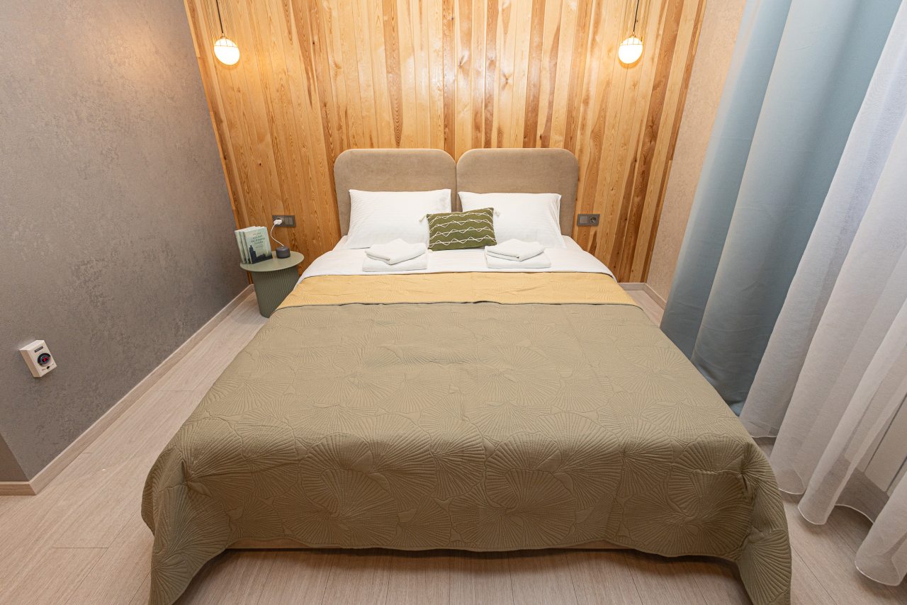 Двуспальная кровать