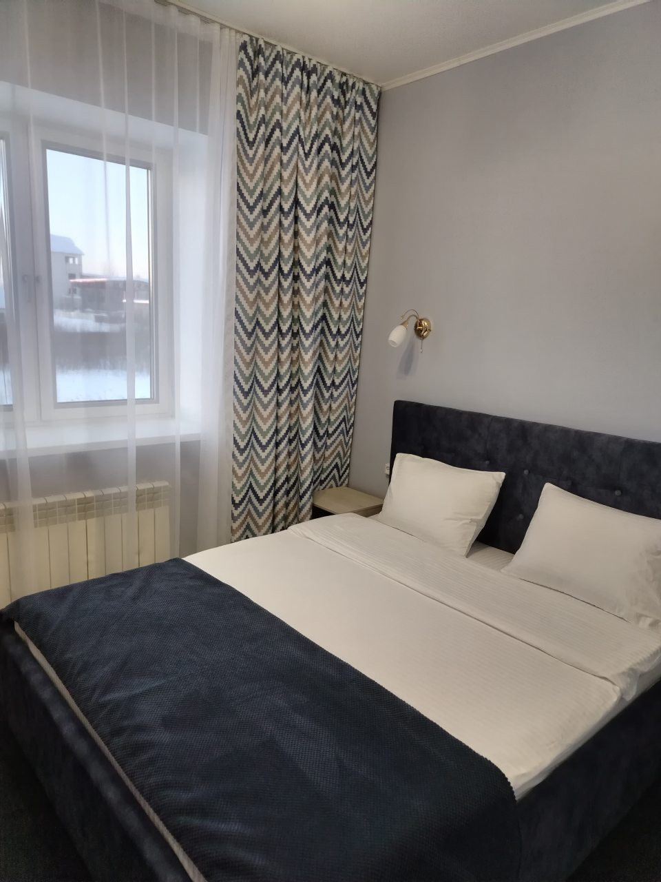 Двухспальная кровать,тумбочки.светильники.