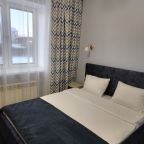 Двухспальная кровать,тумбочки.светильники.