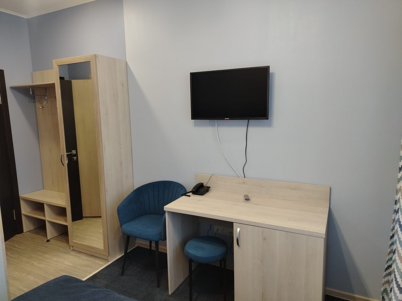 Стол, телевизор, прихожая,стул.