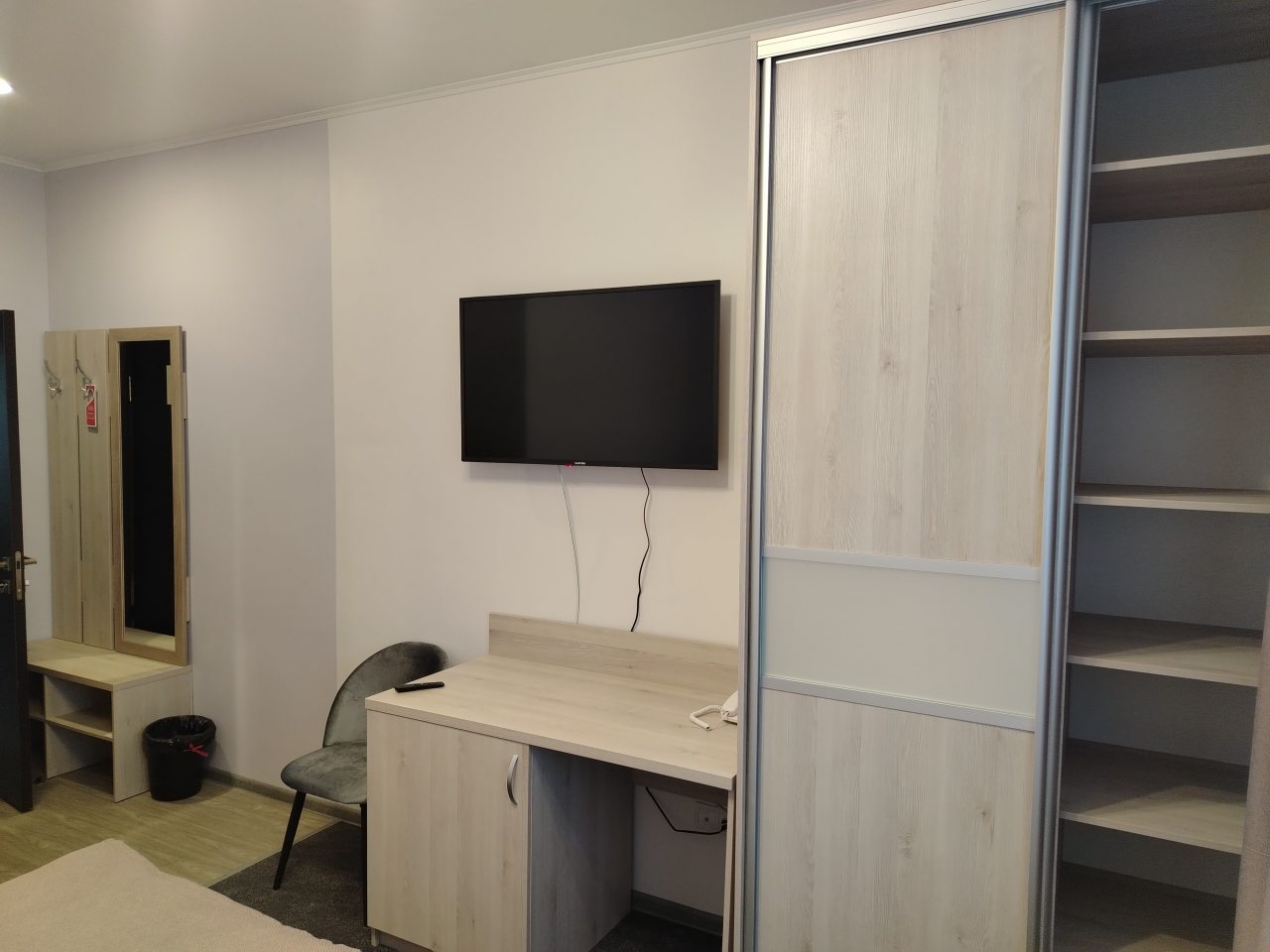 Телевизор, шкаф-купе, стул.