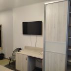 Телевизор, шкаф-купе, стул.