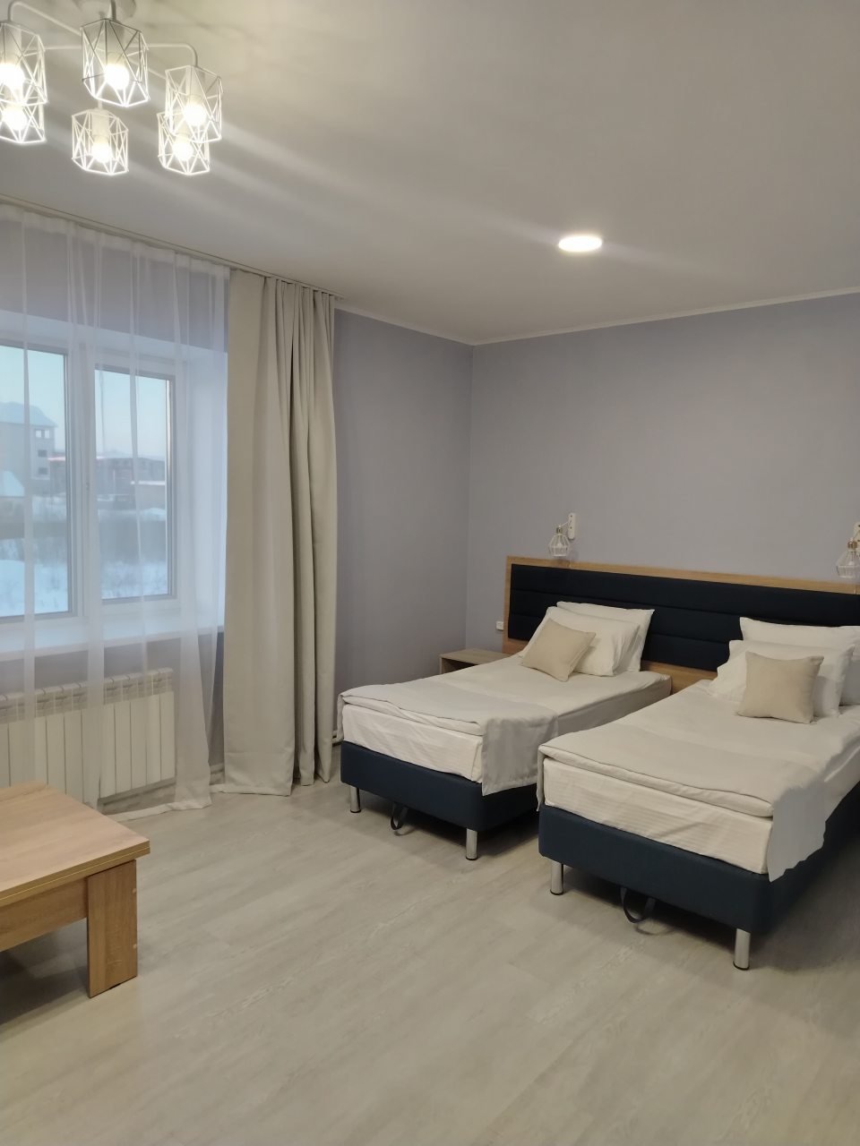 Две отдельные кровати, журнальный стол,люстра,