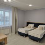 Две отдельные кровати, журнальный стол,люстра,