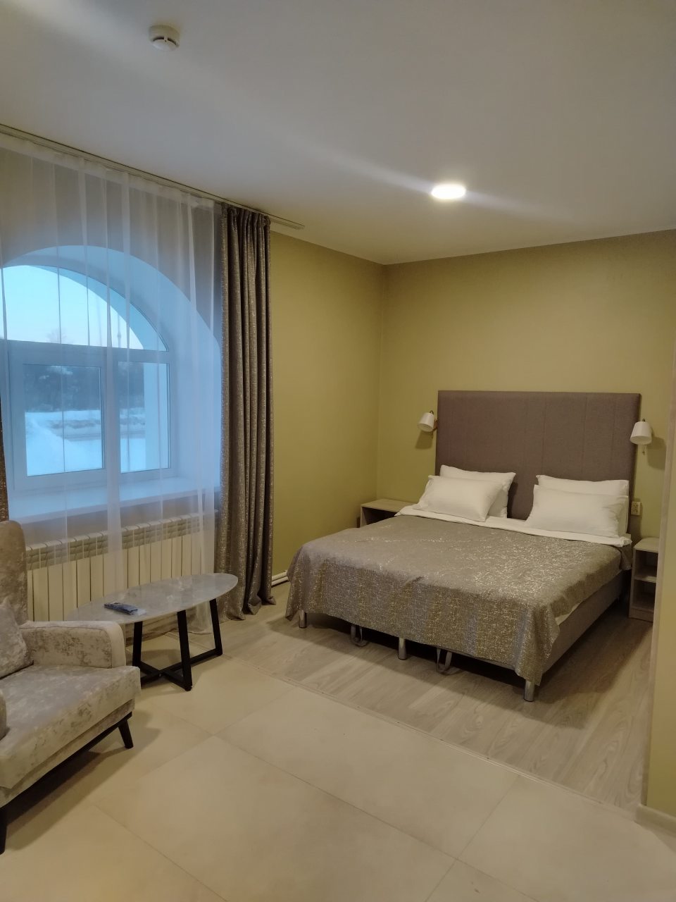 Двухспальная кровать, кресло,журнальный столик.