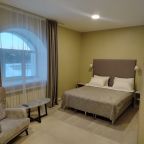 Двухспальная кровать, кресло,журнальный столик.