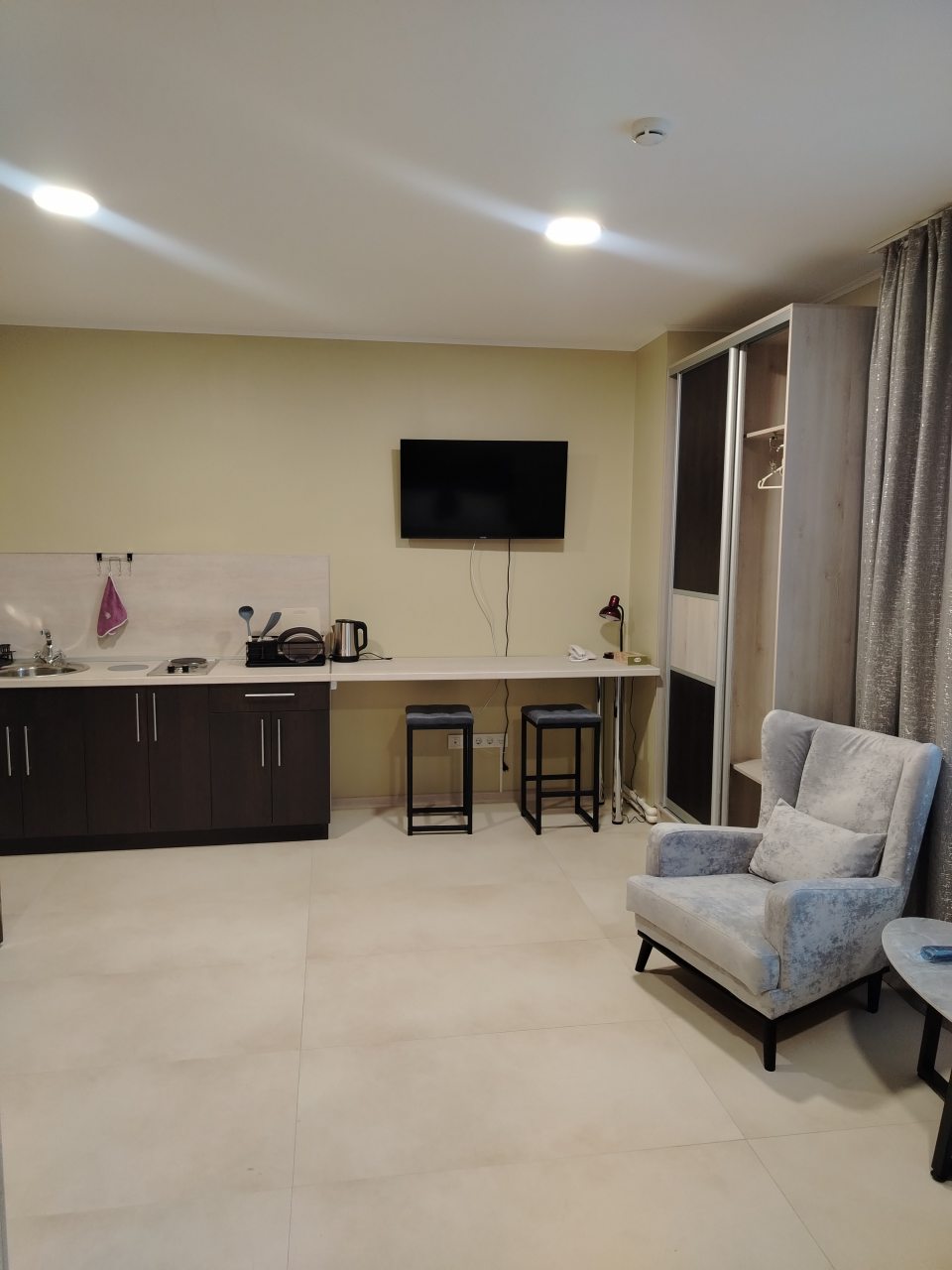 Кухонный гарнитур, телевизор, электрическая плита,чайник.