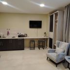 Кухонный гарнитур, телевизор, электрическая плита,чайник.