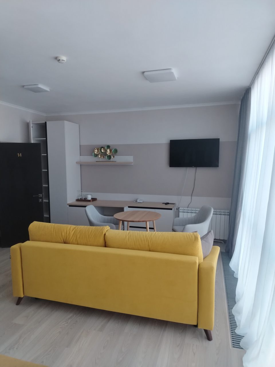 Диван, стол, кресла, телевизор.