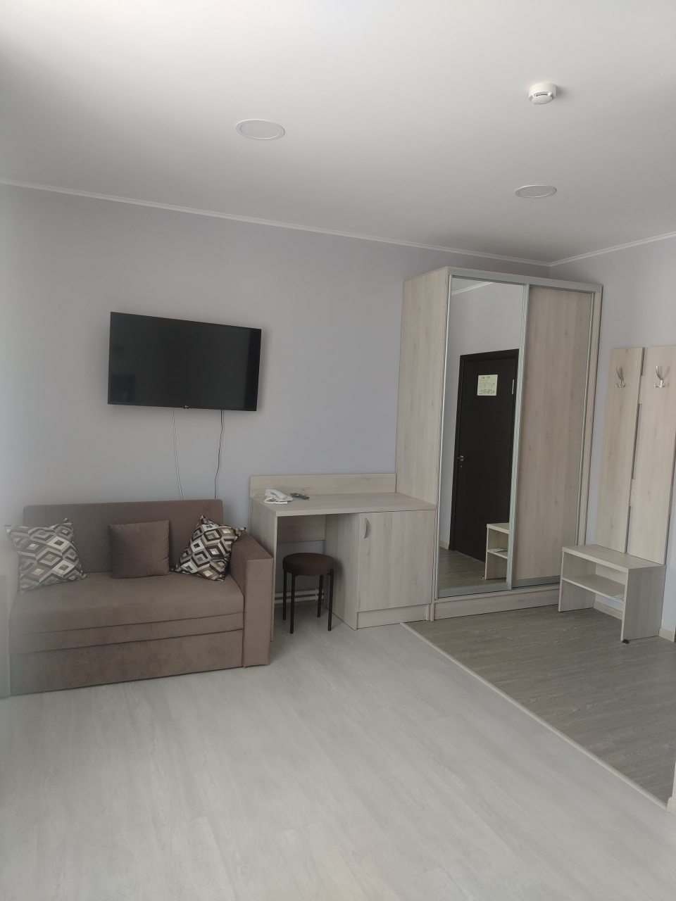 Трехместный (Двухместный стандарт (двухспальная кровать) с дополнительным односпальным местом), Отель Вояж