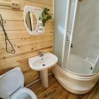 Санузел с душевой кабиной.
