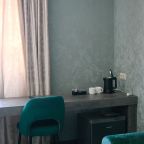 Четырехместный номер с двуспальной кроватью и диваном