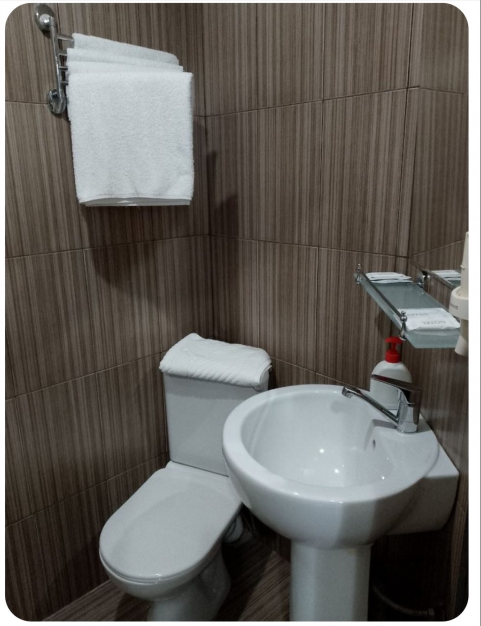 Люкс, Отель У капитана