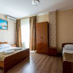 Трёхместный и более (Трёхместный номер «Комфорт» с балконом), Гостевой дом Фиеста