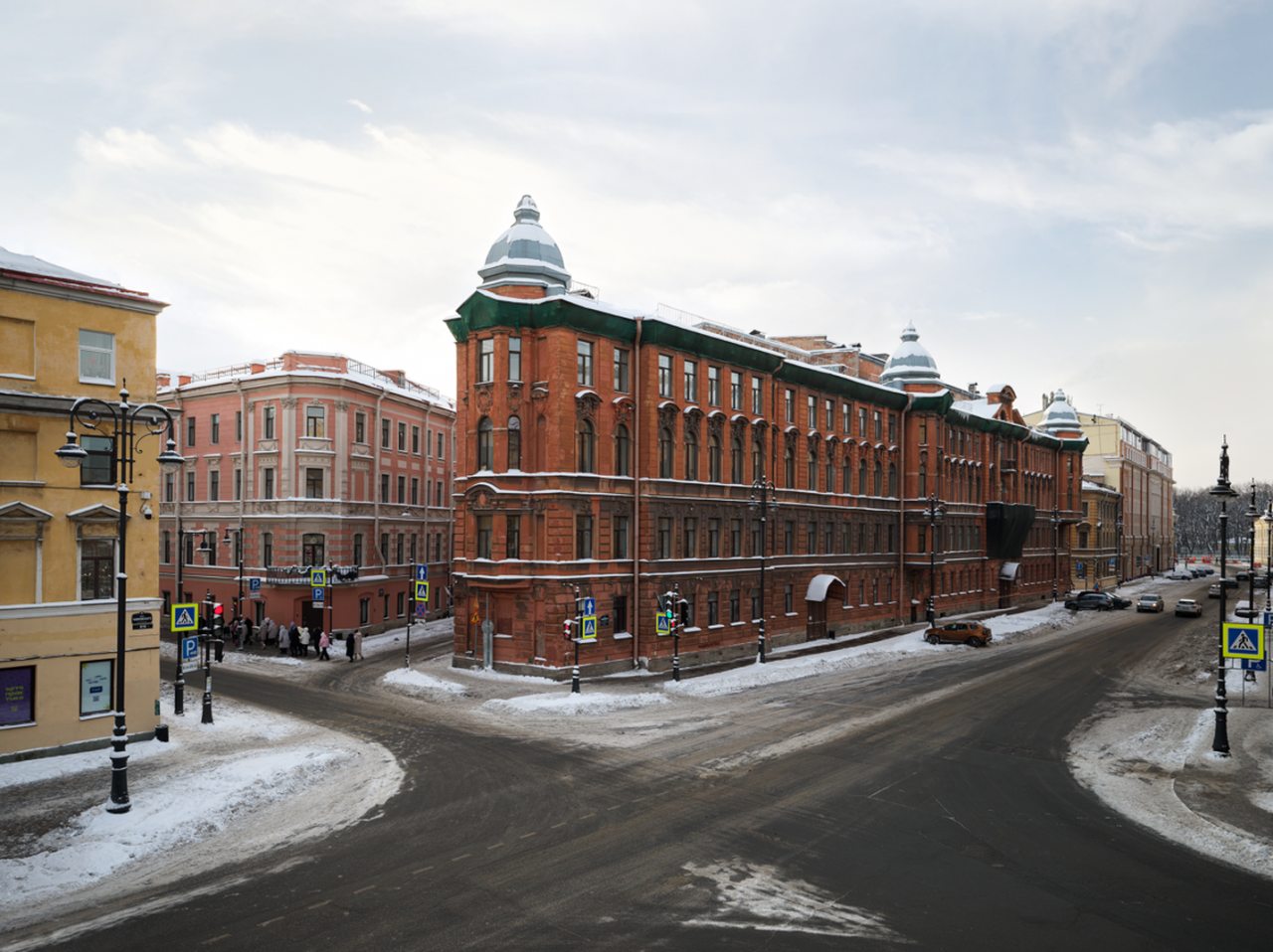 Полулюкс (Оранж), Отель INNOСТРАНЕЦ