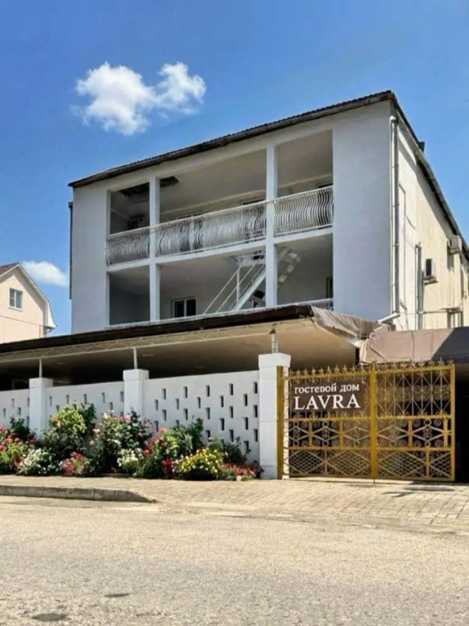 Гостиница LAVRA, Гагра