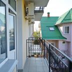 Люкс (Номер "Люкс" на 4/5 человек с балконом), Гостевой дом Уралочка