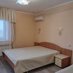 Трёхместный и более (Трёхместный с балконом. Двуспальная и односпальная кровати.), Гостевой дом Легенда