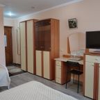 Трёхместный и более (Трёхместный с балконом. Двуспальная и односпальная кровати.), Гостевой дом Легенда