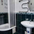 Трёхместный и более (Трёхместный с балконом. Двуспальная и односпальная кровати.), Гостевой дом Легенда
