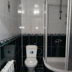Трёхместный и более (Трёхместный с балконом. Двуспальная и односпальная кровати.), Гостевой дом Легенда