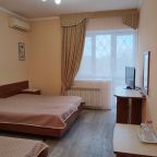 Трёхместный и более (Трёхместный с балконом. Три односпальные кровати.), Гостевой дом Легенда
