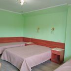 Трёхместный и более (Четырёхместный с балконом. Однокомнатный), Гостевой дом Легенда