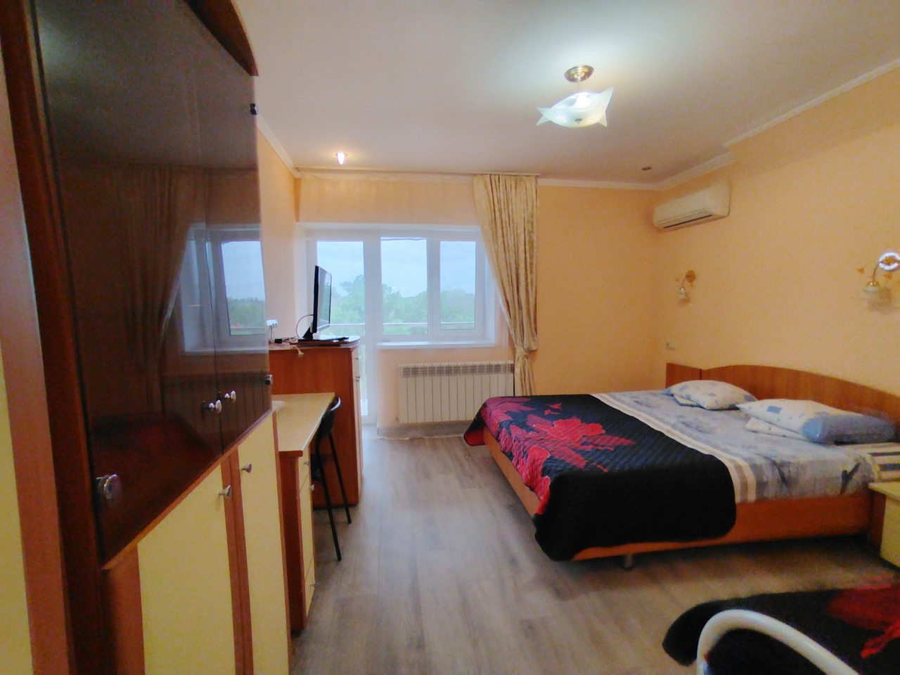Трёхместный и более (Трёхместный с балконом. Двуспальная и односпальная кровати.), Гостевой дом Легенда