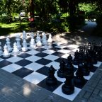 Уличные шахматы на территории гостиницы «Камелия-Кафа»