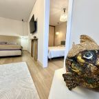 Уютная спальня с двуспальной кроватью и диваном